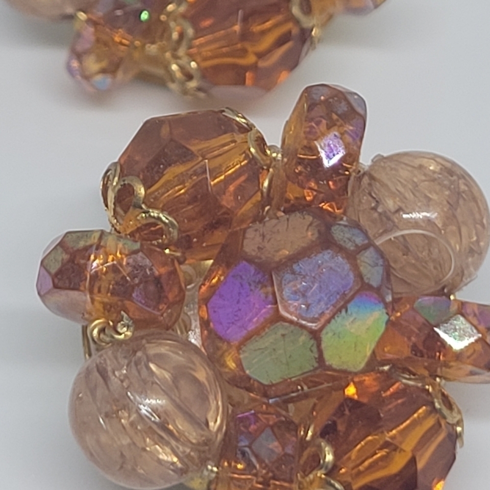 VINTAGE Cluster Beaded Iridescent Clip-On Earrings - Picture 8 of 11